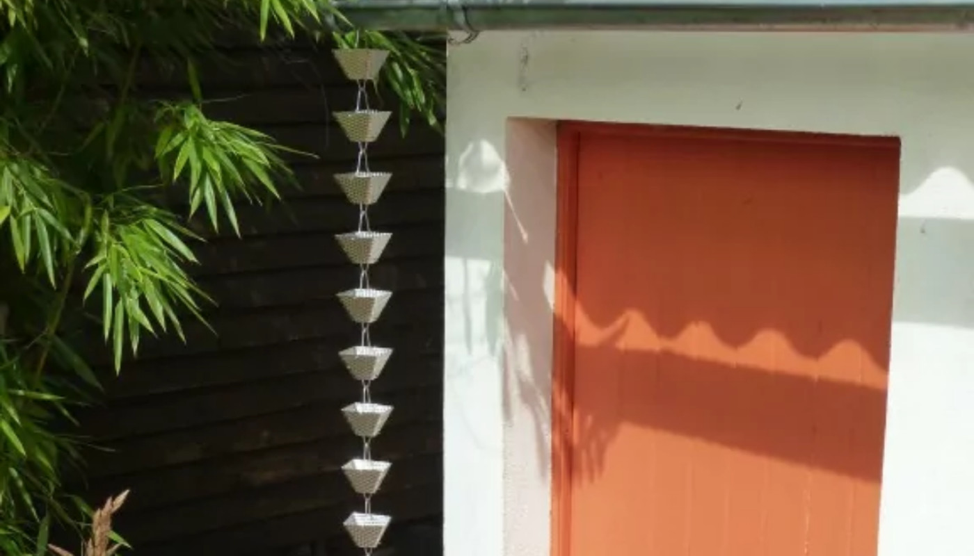 Vous cherchez une descente de toit ? Celles de l'entreprise Chaînes de Pluie font fureur !